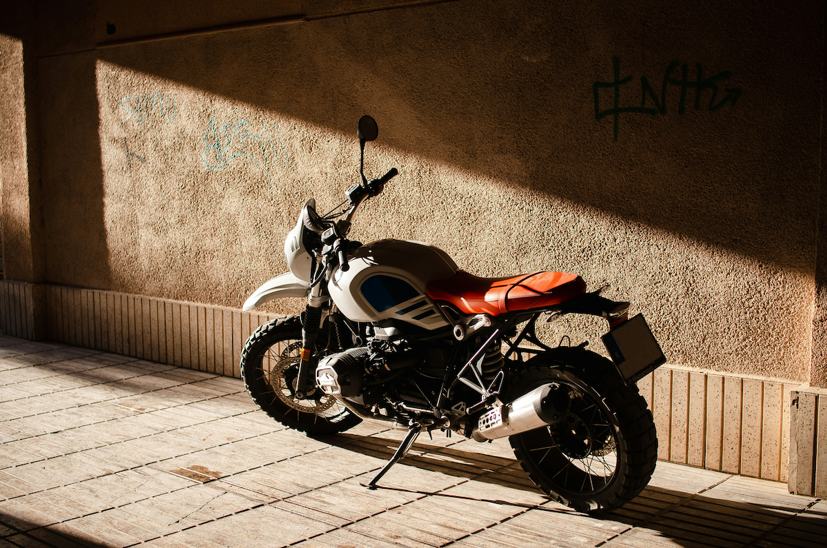 Moto stationnée dans un garage