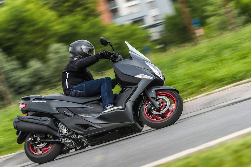 Photo d'un scooter thermique à pleine vitesse