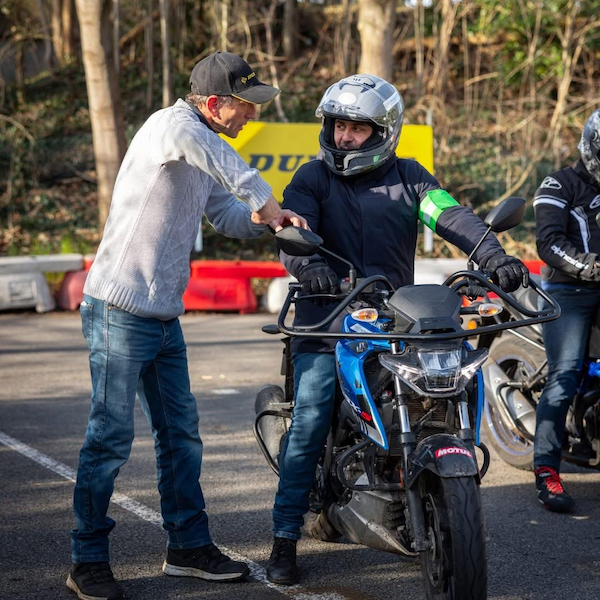 Photographie d'une leçon de conduite pour obtenir le permis moto