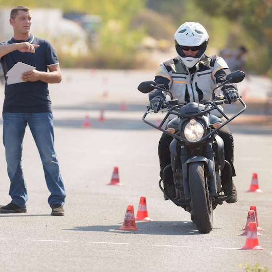 Photo d'une leçon de conduite sur un plateau pour le permis moto